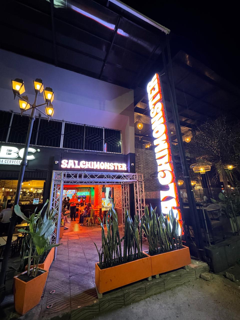 Fachada Restaurante Salchimonster PARQUE DEL PERRO