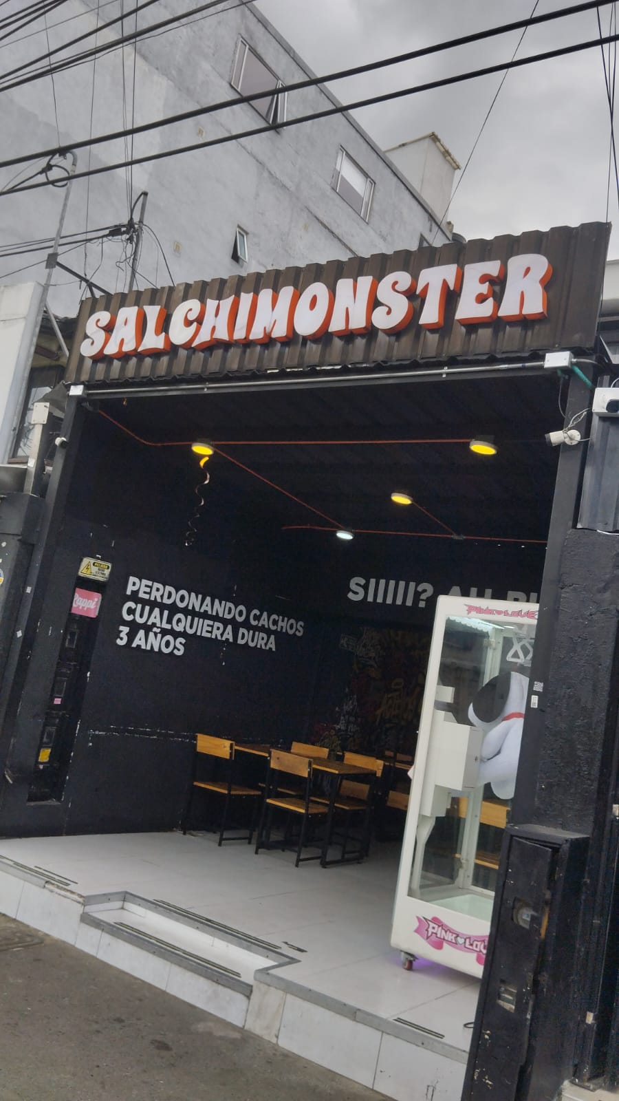 Fachada Restaurante Salchimonster MODELIA