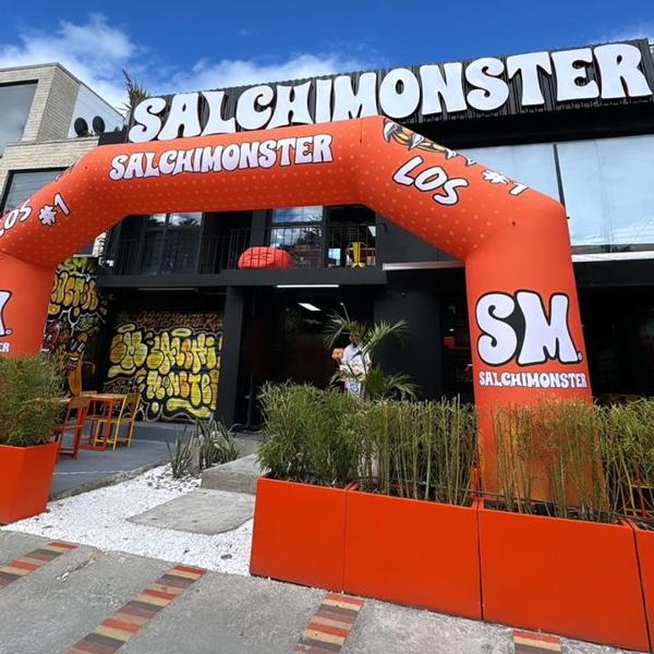 Fachada Restaurante Salchimonster CITY U