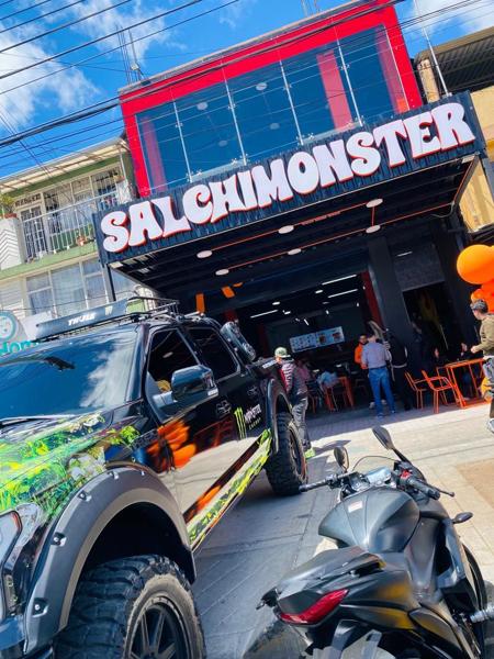 Fachada Restaurante Salchimonster MONTES