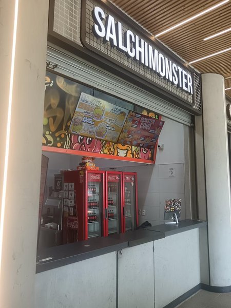 Fachada Restaurante Salchimonster CITY U